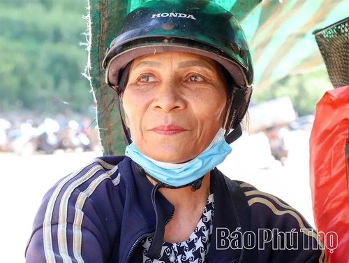 Hơn 20 năm nay, chị Nguyễn Thị Đua gắn bó với các bến nước Đà giang từ lúc tinh mơ cho đến khi chiều muộn.