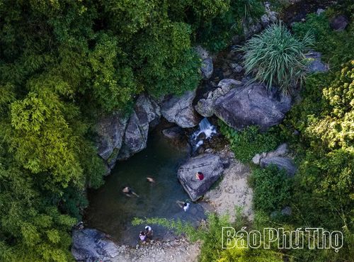 Mỗi độ hè về, khi tiết trời oi bức, thác Bay trở thành điểm đến yêu thích của những du khách đam mê khám phá và trải nghiệm.