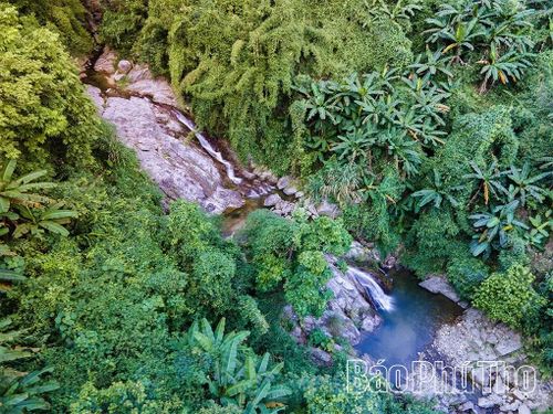 Điểm nhấn đặc biệt của đỉnh núi Sáng là thác Bay - dòng thác được hình thành từ những mạch nước trên đỉnh núi.