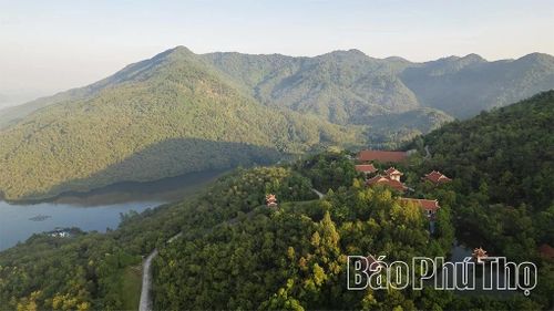 Giữa khung cảnh thiên nhiên hùng vĩ ấy, Thiền viện Trúc Lâm Tuệ Đức hiện lên thanh tịnh bên hồ Bò Lạc, tạo nên sự giao hòa giữa thiên nhiên và đời sống tâm linh.