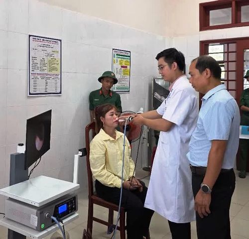 Người dân đặc khu Cồn Cỏ được khám, tư vấn sức khỏe và cấp phát thuốc miễn phí - Ảnh: Đ.V