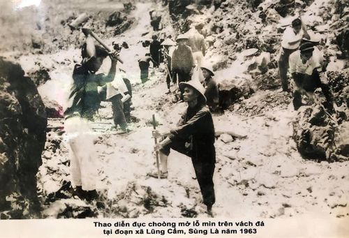 Thanh niên xung phong mở đường Hạnh Phúc với các công cụ thô sơ qua Sủng Là.
