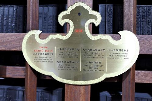  Trên mỗi kệ lưu trữ mộc bản được đánh số kệ cùng với chủ đề kèm theo