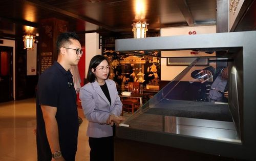  Du khách tham quan không gian trưng bày bày với các phương tiện ứng dụng công nghệ hiện đại