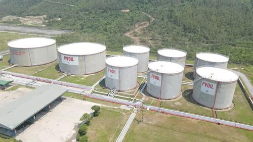 Với tổng sức chứa kho 60.000m³ tại KKT Vũng Áng, đơn vị đang pha chế, xuất bán từ 25.000 - 30.000m³ xăng E10 mỗi tháng.