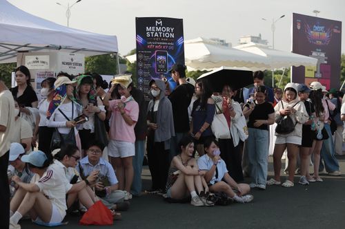 Khán giả xếp hàng dài vào fanzone theo đúng hướng dẫn và quy định của ban tổ chức. Theo ban tổ chức, hơn 300 nhân sự tham gia phục vụ sự kiện bao gồm lực lượng kỹ thuật, an ninh, điều phối và kiểm soát ra vào. (Ảnh: Đức Hùng).