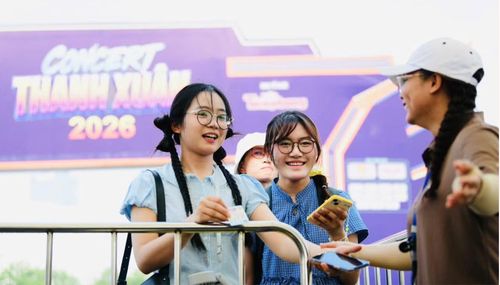 Theo ghi nhận, lực lượng an ninh và tình nguyện viên đã có mặt từ sớm để hướng dẫn khán giả di chuyển, phân luồng và đảm bảo trật tự, giúp công tác đón khán giả, đón khách diễn ra thuận lợi. (Ảnh: BTC).