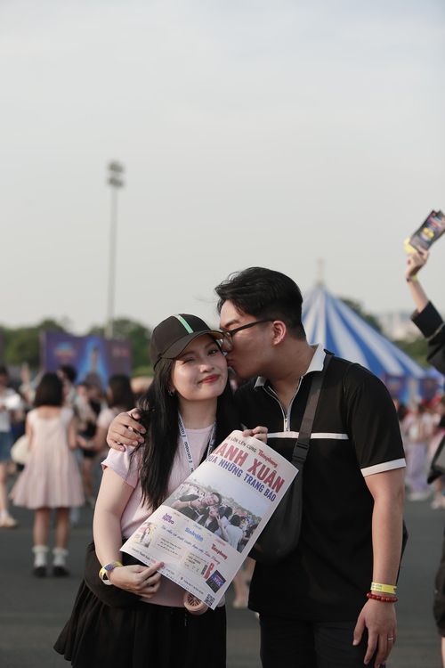 Khán giả thích thú với những bức ảnh được chụp tại photobooth và thiết kế theo concept trang báo Tiền Phong số đặc biệt về Thanh Xuân Concert. Mỗi bức ảnh trở thành một “trang báo riêng”, ghi dấu khoảnh khắc họ có mặt tại concert và lưu giữ kỷ niệm tuổi thanh xuân. (Ảnh: Đức Hùng).