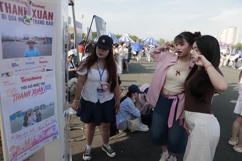 Không chỉ đến để thưởng thức âm nhạc, nhiều bạn trẻ dành thời gian lưu lại những bức ảnh kỷ niệm ở gian hàng photobooth Memory Station - Trạm Ký Ức. Không khí lễ hội hiện rõ từ khu vực check-in đến các điểm trải nghiệm dành cho khán giả. (Ảnh: Đức Hùng).