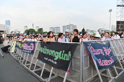 Nhiều nhóm bạn trẻ mang theo lightstick, banner, quạt cầm tay và các phụ kiện cổ vũ, sẵn sàng cho một đêm concert ý nghĩa, thú vị. (Ảnh: BTC).