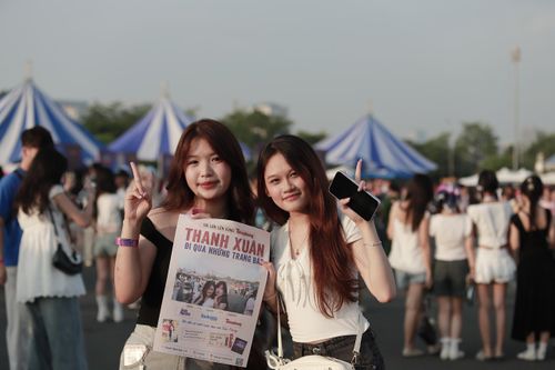 Trên đường tiến vào fanzone, hai bạn trẻ tranh thủ ghi lại những bức ảnh check-in trước khi di chuyển vào khu vực fanzone. (Ảnh: Đức Hùng).