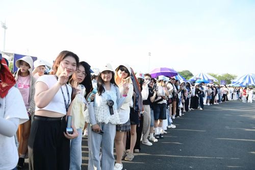 Dù thời tiết Hà Nội vào chiều 27/6 khá nắng nóng, song không làm giảm sự háo hức của người hâm mộ. (Ảnh: BTC).