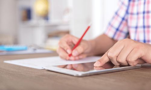 Nhiều học sinh còn tìm đến các diễn đàn và mạng xã hội để trao đổi về những câu lệnh (prompt) hiệu quả nhất nhằm khai thác AI phục vụ việc đăng ký nguyện vọng. Ảnh: VCG