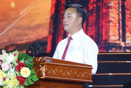 Đồng chí Nguyễn Việt Hùng, Chủ tịch UBND tỉnh Khánh Hòa phát biểu khai mạc Ngày hội văn hóa dân tộc Chăm lần thứ VI, tỉnh Khánh Hòa - năm 2026.