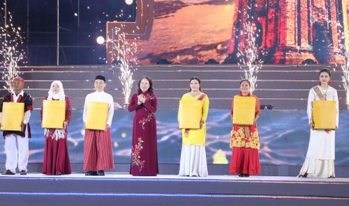 Đồng chí Võ Thị Ánh Xuân, Bí thư Trung ương Đảng, Phó Chủ tịch nước trao tặng quà cho đại diện đồng bào dân tộc Chăm tham gia Ngày hội văn hóa dân tộc Chăm lần thứ VI, tỉnh Khánh Hòa - năm 2026