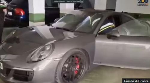 Một siêu xe bị tịch thu trong chiến dịch đột kích loạt biệt thự của trùm mafia