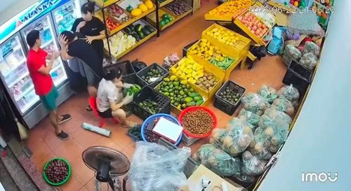 Hình ảnh cắt ra từ clip ghi lại cảnh anh T hành hung chị H ở phường Quế Võ, Bắc Ninh.