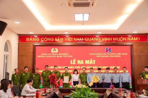 Phòng Cảnh sát Quản lý hành chính về trật tự xã hội Công an tỉnh Lâm Đồng phối hợp với chi nhánh một ngân hàng ra mắt mô hình "Dân vận khéo" trong công tác bảo đảm an ninh, trật tự.