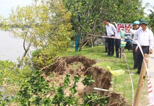 Ông Châu Văn Hòa, Phó Chủ tịch UBND tỉnh Vĩnh Long kiểm tra điểm sạt lở ở phường Cái Vồn.