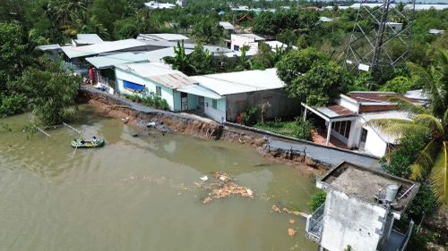Tuyến đường bờ Tây sông Cổ Cò (ấp Thái Hòa, xã Mỹ Lợi) xảy ra sạt lở nghiêm trọng.