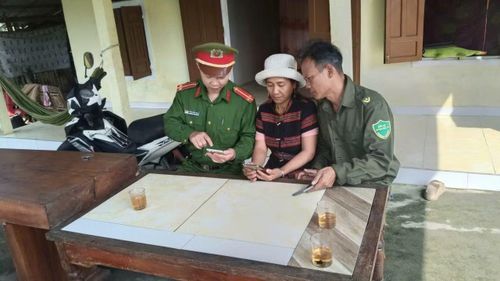 Trung úy Hoàng Hải Lược đưa công nghệ số đến với bà con dân bản.