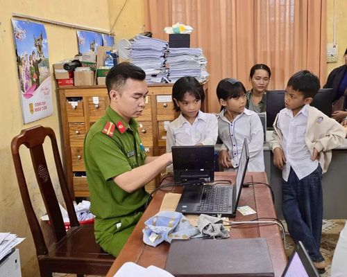 Trung úy Hoàng Hải Lược xuyên trưa làm thủ tục cấp căn cước công dân cho trẻ từ 6-14 tuổi.