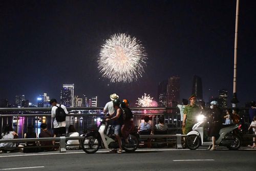 Phía sau những đêm pháo hoa tỏa sáng là những ca trực lặng thầm giữ bình yên vùng trời Đà Nẵng.