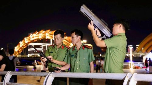 Phía sau những chùm pháo hoa tỏa sáng, là những ca "trực vùng trời" lặng thầm của các chiến sĩ Công an TP Đà Nẵng.