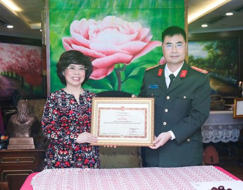 Thừa ủy quyền của lãnh đạo Bộ Công an, Đại tá Nguyễn Mạnh Toàn, Phó cục trưởng Cục An ninh kinh tế trao Bằng khen của Bộ trưởng Bộ Công an tặng Tập đoàn TH.
