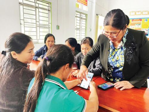 Tổ chuyển đổi số xóm Bản Viềng, xã Thông Nông hướng dẫn người dân sử dụng ứng dụng VNeID.