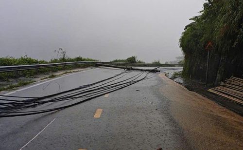 Cột điện đổ tại xã Tĩnh Túc.