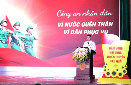 Thí sinh Đàm Trí Tuệ, Đảng ủy Công an tỉnh trình bày phần thi.