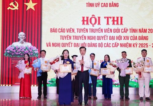 Phó Bí thư Thường trực Tỉnh ủy Bế Thanh Tịnh trao giải nhất cho thí sinh Nguyễn Thị Oanh, Trường Chính trị Hoàng Đình Giong, Đảng bộ các cơ quan Đảng tỉnh.