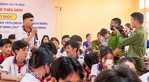 Lực lượng Công an tỉnh tuyên truyền để các bạn trẻ nắm rõ cách phòng tránh, cũng như tác hại của ma túy đối với cộng đồng.