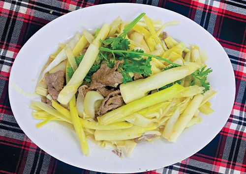 Món bồn bồn xào thịt bò ngon ngọt và bổ dưỡng.