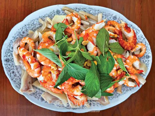 Món dưa bồn bồn trộn gỏi tôm và tai heo.