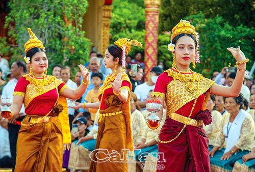 Múa dân gian của đồng bào dân tộc Khmer phục vụ khác du lịch ở chùa Xiêm Cán, xã Hiệp Thành.