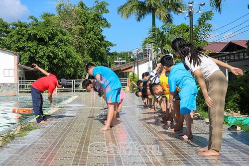 Các học viên được hướng dẫn khởi động trước khi xuống nước, bảo đảm an toàn trong quá trình tập luyện.