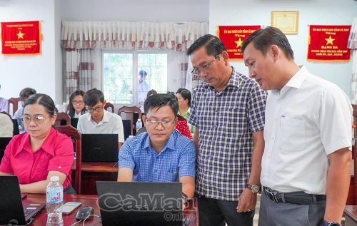 Ông Phạm Thống Nhất, Phó Giám đốc Sở KH&amp;CN (thứ 2 từ phải sang), kiểm tra công tác tập huấn sử dụng phần mềm KPI.
