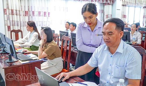 Các kỹ sư công nghệ hướng dẫn cán bộ, công chức làm chủ quy trình vận hành phần mềm KPI.