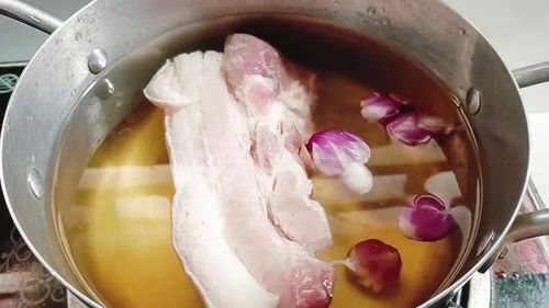 Luộc thịt với hành tím. Ảnh minh họa.