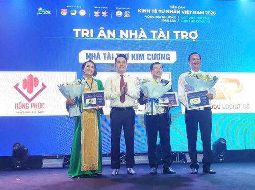 Chủ tịch Hội Doanh Nhân trẻ Việt Nam tặng hoa và chứng thư tri ân nhà tài trợ Kim cương