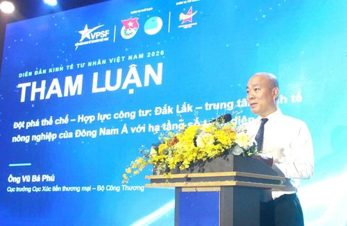 Ông Vũ Bá Phú, Cục trưởng Cục XTTM, Bộ Công Thương trình bày tham luận