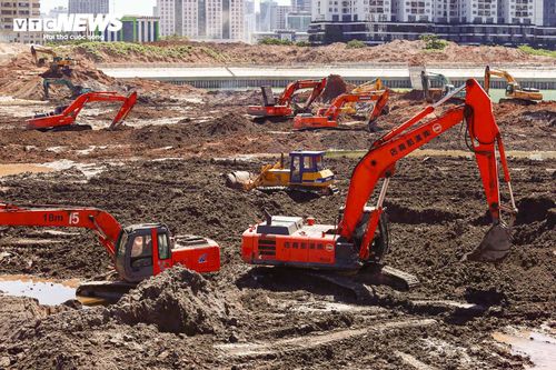 Sau hơn ba tháng triển khai, phần đào đắp lòng hồ rộng khoảng 12ha đã cơ bản hoàn thành. Các nhà thầu hiện tập trung thi công hệ thống kè, đóng cọc bê tông dự ứng lực và hoàn thiện những hạng mục kỹ thuật còn lại trước khi đưa công trình vào sử dụng.