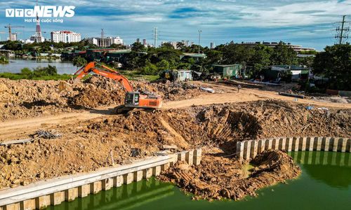 Trên công trường, nhiều máy móc hoạt động liên tục để vận chuyển bùn đất, hoàn thiện các hạng mục còn lại quanh hồ. 