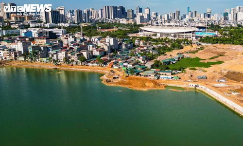 Với tổng mức đầu tư hơn 1.166 tỷ đồng, công trình triển khai theo cơ chế khẩn cấp hiện đã xuất hiện mặt nước rộng lớn sau khi được bơm nước, tạo diện mạo rõ nét cho hồ điều hòa tương lai.