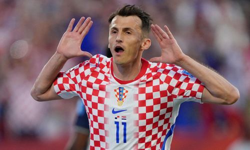 Bàn thắng của Budimir giúp Croatia giữ hy vọng đi tiếp. (Ảnh: Reuters)