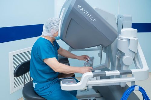 Robot không thể thay thế bác sĩ mà chỉ là công cụ giúp phẫu thuật viên thao tác chính xác và hiệu quả hơn. (Ảnh minh họa: BSCC)
