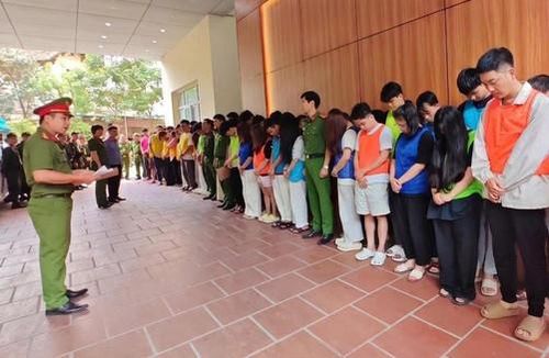 Các đối tượng trong vụ án lừa đảo chiếm đoạt tài sản dưới hình thức mua bán, chuyển nhượng hợp đồng kỳ nghỉ du lịch tại cơ quan công an. Ảnh: Công an thành phố Hà Nội