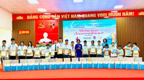 Lãnh đạo thành phố và xã trao quà tới các em được đỡ đầu. Ảnh: Bảo Lâm
